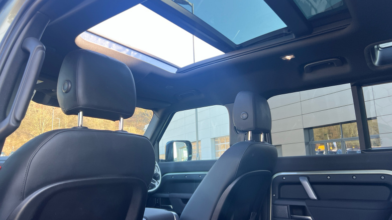 Land Rover Defender 3.0 D300 X-Dynamic SE 110 5dr Auto Diesel Estate